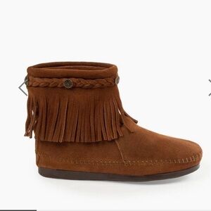 Minnetonka tan leather high top moccasins, size 7.5